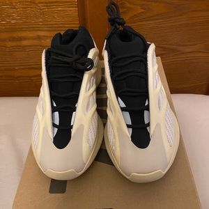 adidas Yeezy 700 V3 Azael Size 8.5 men